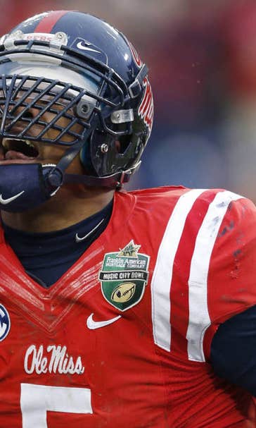 WATCH: Ole Miss star Nkemdiche jams out on saxophone at blues club